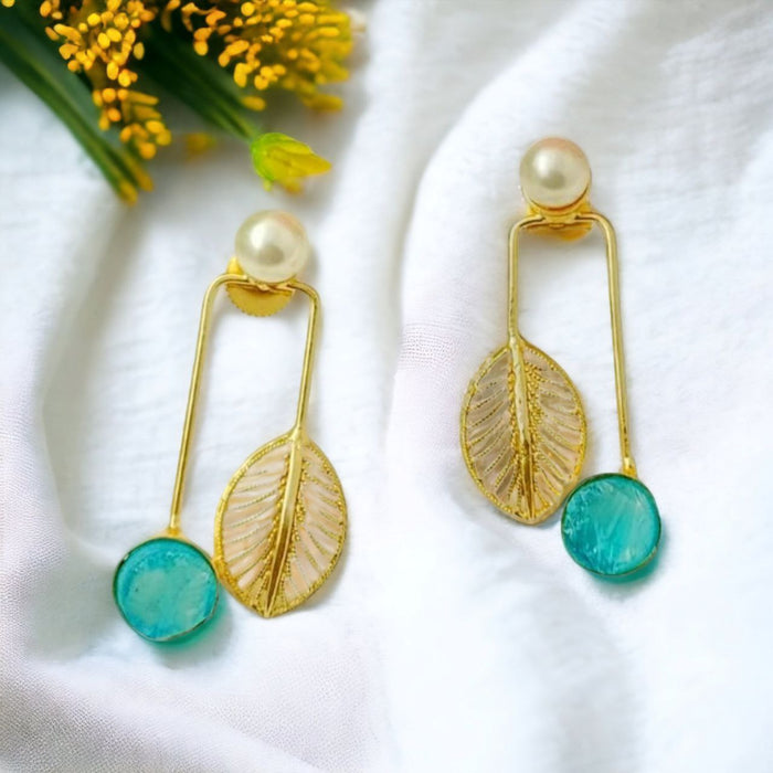 Golden elegance earring with pearl, blue stone and leaf