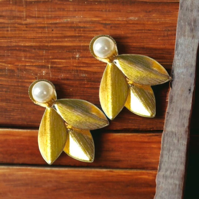 Golden Leaves elegance pearl earrings
