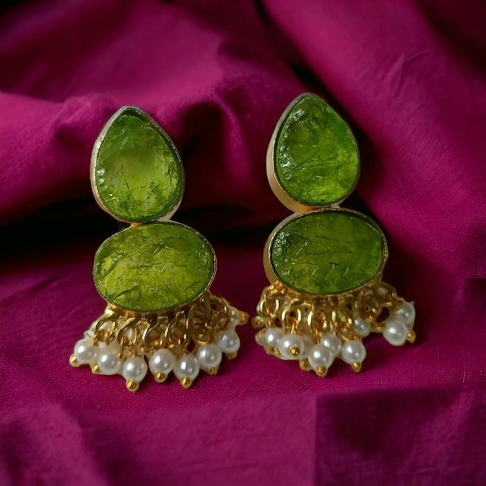 Green stone elegance with pearls